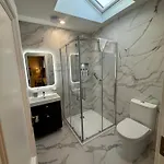 Luxury 4 Bedroom Townhouse -killarney Town Centre - Free Parking Wi-fi- 4 Star Approved بيت للعطل