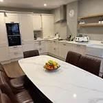 Luxury 4 Bedroom Townhouse -killarney Town Centre - Free Parking Wi-fi- 4 Star Approved *
