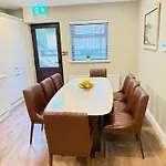 Luxury 4 Bedroom Townhouse -killarney Town Centre - Free Parking Wi-fi- 4 Star Approved *