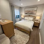 Luxury 4 Bedroom Townhouse -killarney Town Centre - Free Parking Wi-fi- 4 Star Approved بيت للعطل كيلارني
