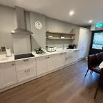 Luxury 4 Bedroom Townhouse -killarney Town Centre - Free Parking Wi-fi- 4 Star Approved بيت للعطل *