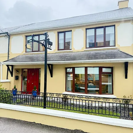 Luxury 4 Bedroom Townhouse -killarney Town Centre - Free Parking Wi-fi- 4 Star Approved *