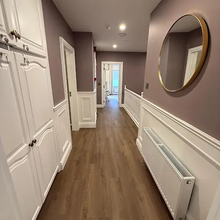 Luxury 4 Bedroom Townhouse -killarney Town Centre - Free Parking Wi-fi- 4 Star Approved