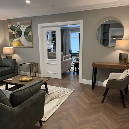 Luxury 4 Bedroom Townhouse -killarney Town Centre - Free Parking Wi-fi- 4 Star Approved