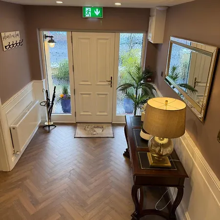Luxury 4 Bedroom Townhouse -killarney Town Centre - Free Parking Wi-fi- 4 Star Approved *