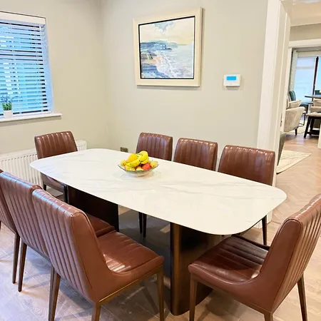 Luxury 4 Bedroom Townhouse -killarney Town Centre - Free Parking Wi-fi- 4 Star Approved *