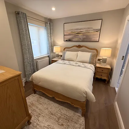 Luxury 4 Bedroom Townhouse -killarney Town Centre - Free Parking Wi-fi- 4 Star Approved *