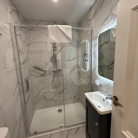 Luxury 4 Bedroom Townhouse -killarney Town Centre - Free Parking Wi-fi- 4 Star Approved