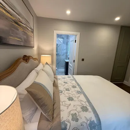Luxury 4 Bedroom Townhouse -killarney Town Centre - Free Parking Wi-fi- 4 Star Approved *