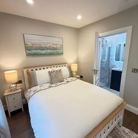 Luxury 4 Bedroom Townhouse -killarney Town Centre - Free Parking Wi-fi- 4 Star Approved
