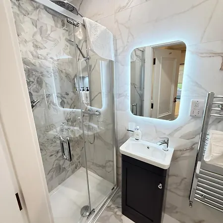 Luxury 4 Bedroom Townhouse -killarney Town Centre - Free Parking Wi-fi- 4 Star Approved