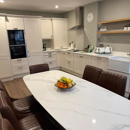 Luxury 4 Bedroom Townhouse -killarney Town Centre - Free Parking Wi-fi- 4 Star Approved *