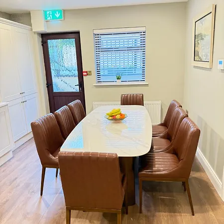 Luxury 4 Bedroom Townhouse -killarney Town Centre - Free Parking Wi-fi- 4 Star Approved *