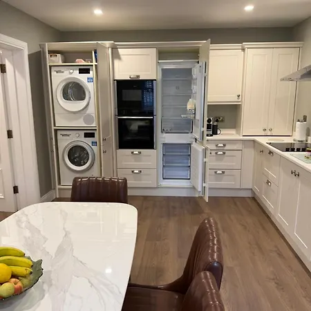 Luxury 4 Bedroom Townhouse -killarney Town Centre - Free Parking Wi-fi- 4 Star Approved *