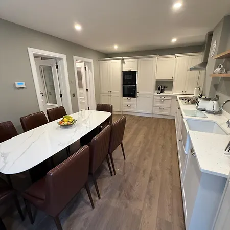 Luxury 4 Bedroom Townhouse -killarney Town Centre - Free Parking Wi-fi- 4 Star Approved * Killarney