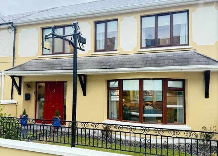 Luxury 4 Bedroom Townhouse -killarney Town Centre - Free Parking Wi-fi- 4 Star Approved *