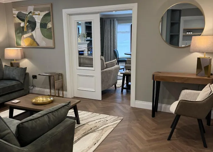 Luxury 4 Bedroom Townhouse -killarney Town Centre - Free Parking Wi-fi- 4 Star Approved