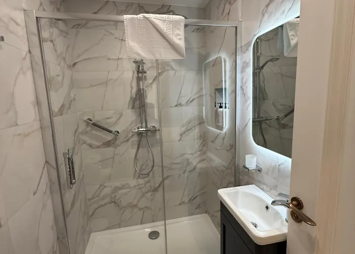 Luxury 4 Bedroom Townhouse -killarney Town Centre - Free Parking Wi-fi- 4 Star Approved