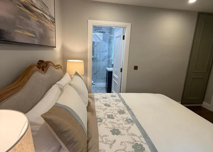 Luxury 4 Bedroom Townhouse -killarney Town Centre - Free Parking Wi-fi- 4 Star Approved *