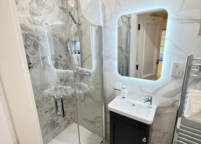 Luxury 4 Bedroom Townhouse -killarney Town Centre - Free Parking Wi-fi- 4 Star Approved