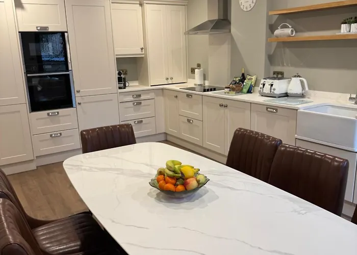 Luxury 4 Bedroom Townhouse -killarney Town Centre - Free Parking Wi-fi- 4 Star Approved *