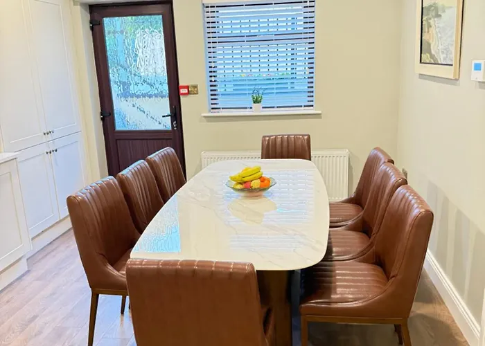 Luxury 4 Bedroom Townhouse -killarney Town Centre - Free Parking Wi-fi- 4 Star Approved *