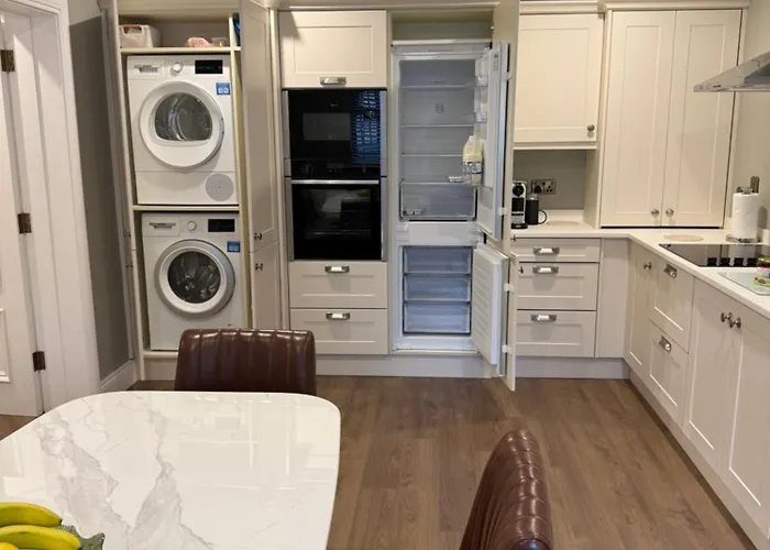 4 Fair Hill- Luxury 4 Bedroom Property -Killarney Town Centre - Free Parking Wi-Fi *