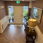 Luxury 4 Bedroom Townhouse -killarney Town Centre - Free Parking Wi-fi- 4 Star Approved *